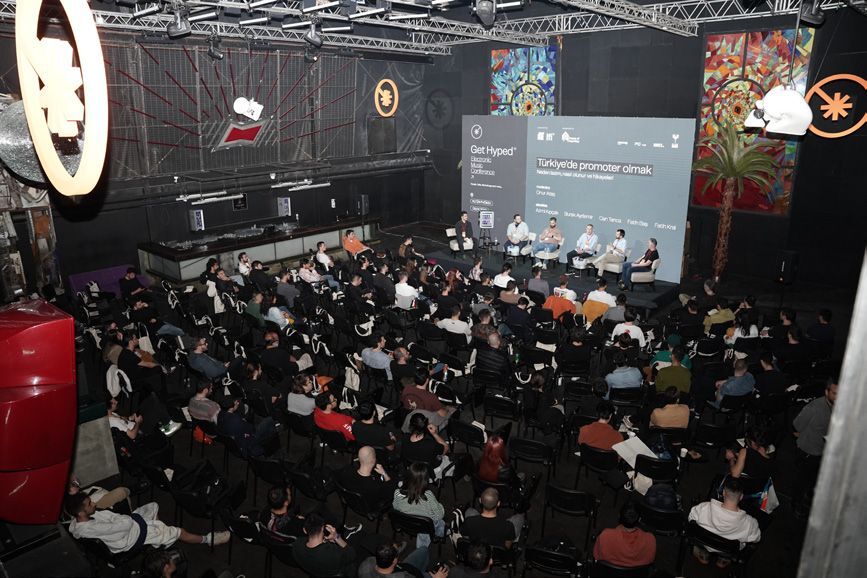 A full room facing the Get Hyped stage at Klein Phönix